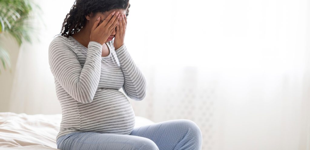 امرأة حامل تبكي