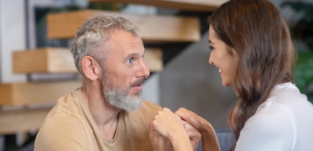 زوجان متفاهمان رغم الفارق العمري