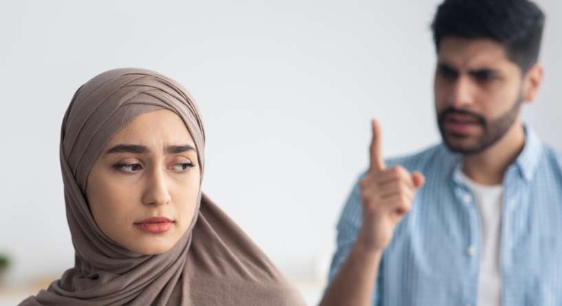 زوج غاضب من زوجته