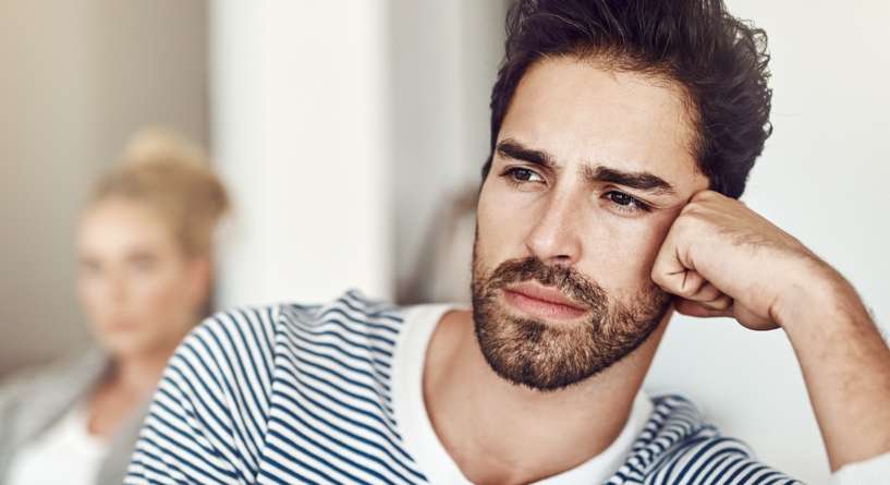 زوج يشعر بالحزن