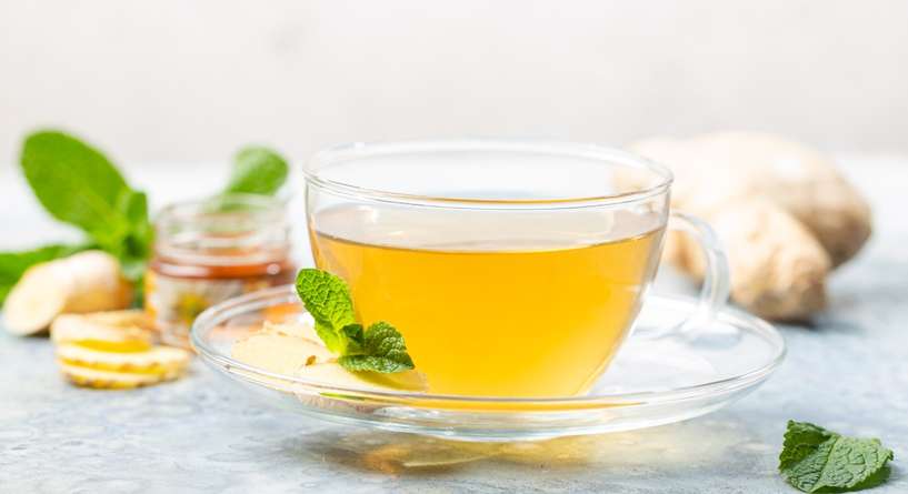 كوب من الشاي الأخضر وحبة زنجبيل