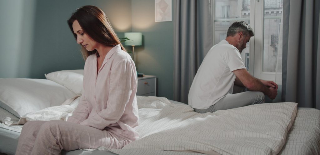 زوجان يجلسان بطريقة معاكسة