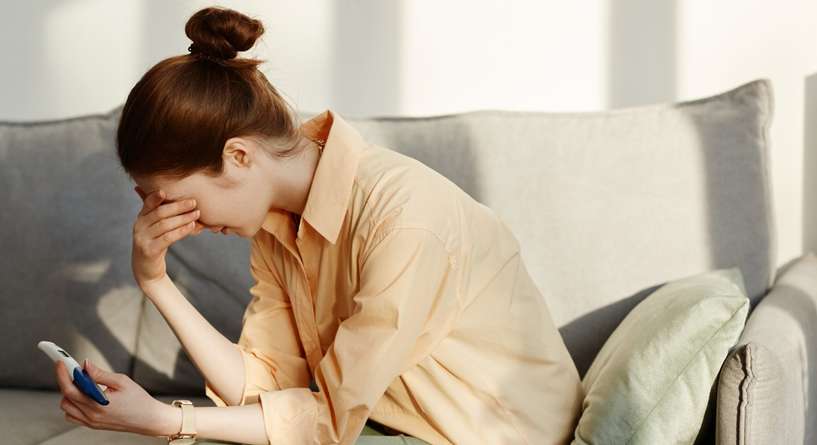 امرأة خائفة من نتيجة الحمل