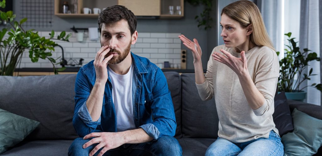 زوجة تحاول التحدث مع زوجها الصامت