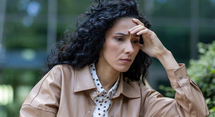 امرأة منزعجة وتفكر بأمورها
