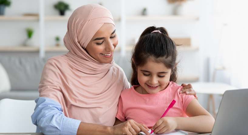 أم تدرّس ابنتها