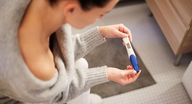 امرأة تنتظر نتيجة اختبار الحمل