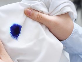 بقع الحبر على الملابس