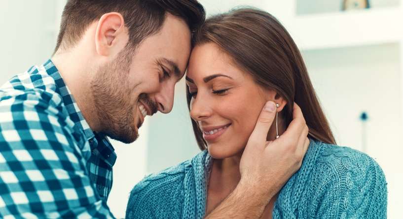رجل ينظر إلى زوجته بحب