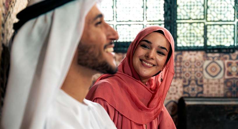 امرأة تنظر إلى رجل نظرة حب