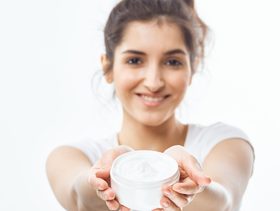 امرأة تحمل الكريم