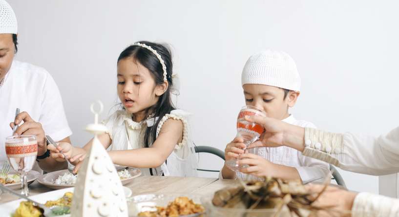 أطفال يجلسون على مائدة رمضان