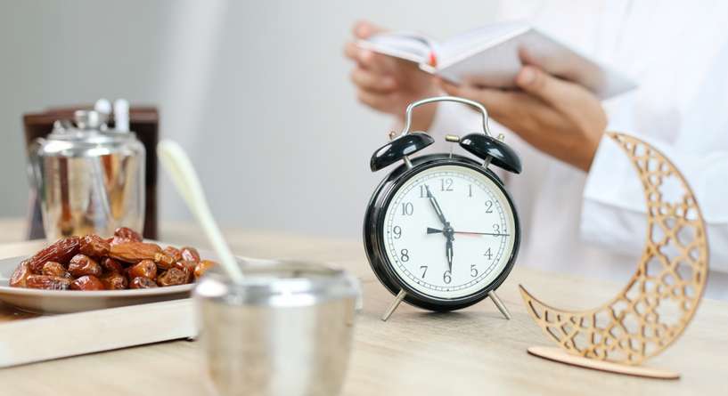 طالب يحمل كتابًا في شهر رمضان المبارك