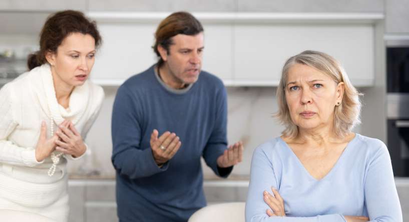 زوجان يخاصمان أهل الزوج