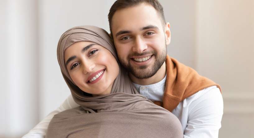 زوج يحضن زوجته
