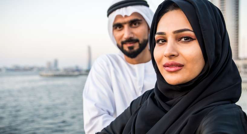 امرأة برفقة زوجها