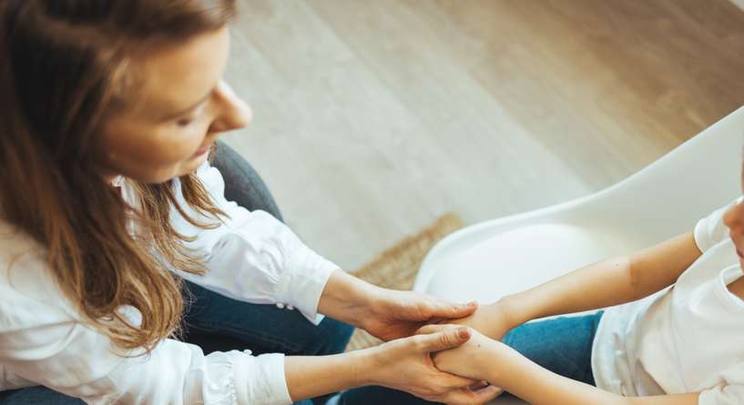 سيدة تستمع لابنها