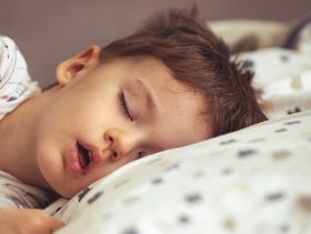 طفل يتنفس من فمه