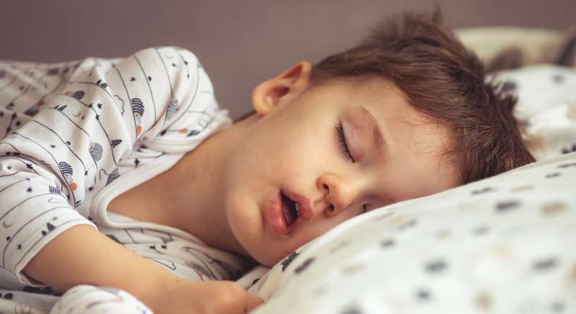 طفل يتنفس من فمه