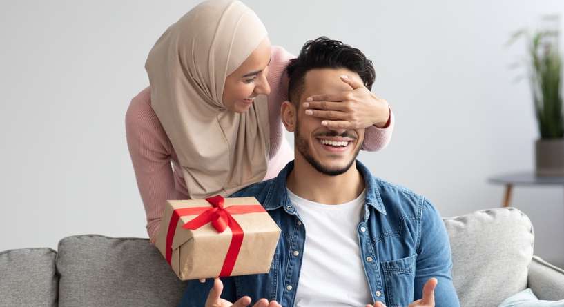 امرأة تفاجئ زوجها في عيد ميلاده
