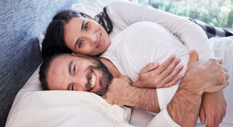 زوجان يقضيان وقتًا ممتعًا