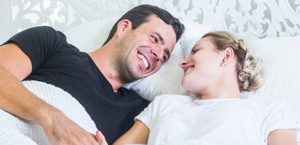 زوجان يقضيان وقتًا ممتعًا