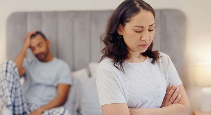 زوجان مستاءان في غرفة نومهما