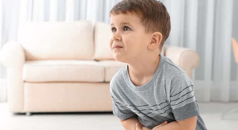 طفل يعاني من الإمساك