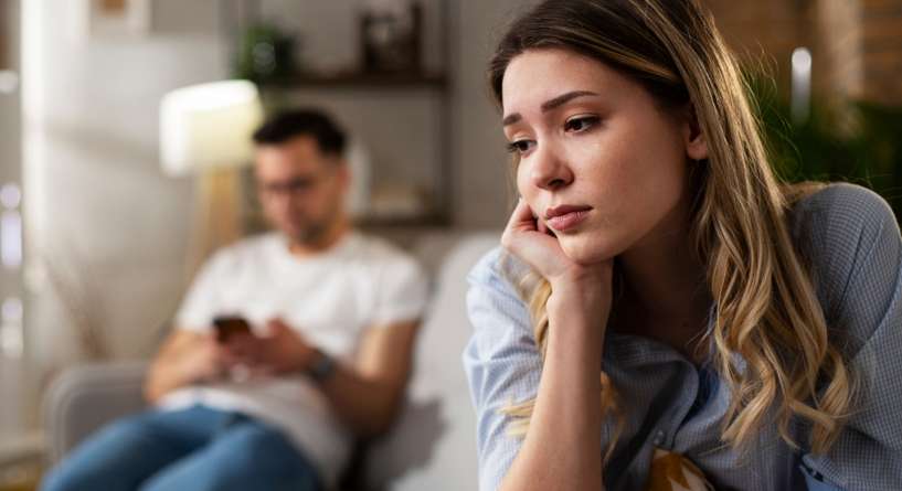 امرأة حزينة بسبب إهمال زوجها