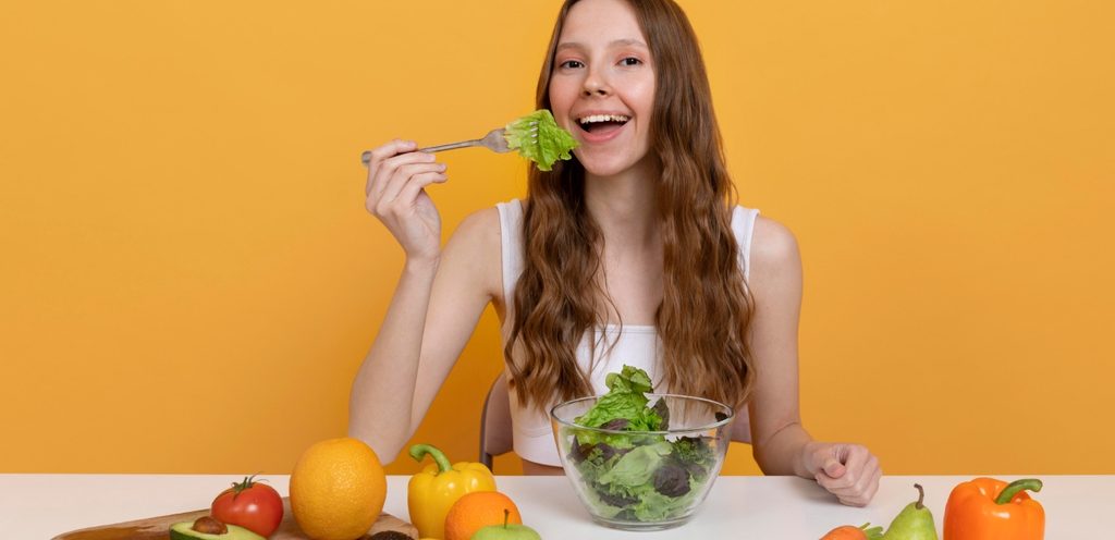 شابّة تأكل أطعمة صحية