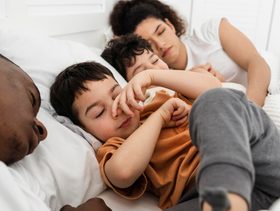 سر لم يخبرك به أحد: نوم طفلك بجانبك قد يحدد مصيره العاطفي في المستقبل!