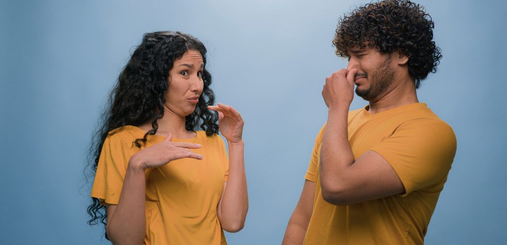 زوجان يشمّان رائحة كريهة