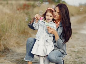 4 أخطاء كارثية تدمّر شخصية طفلك بدون أن تلاحظي!