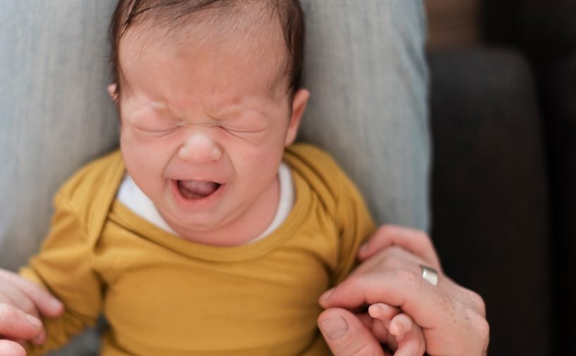 5 إشارات خطيرة تدل على أن طفلكِ يشعر بالبرد أثناء النوم