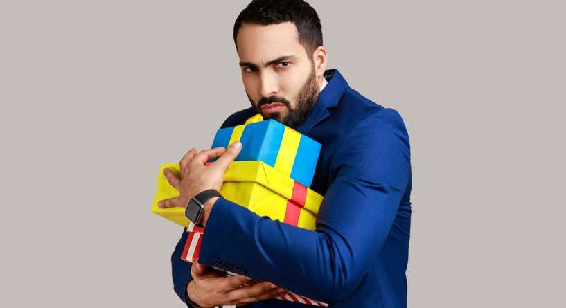 زوج يمسك بالهدايا