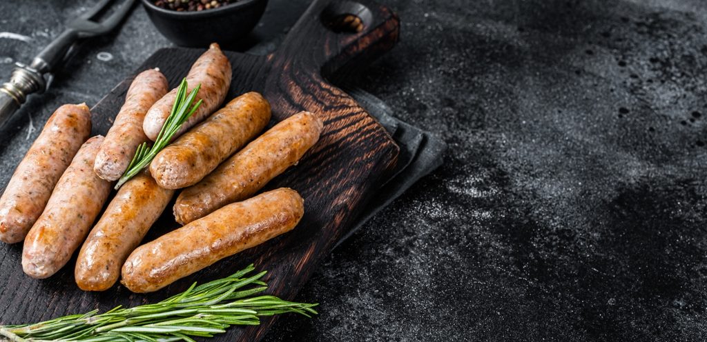 أصابع نقانق مع أعشاب