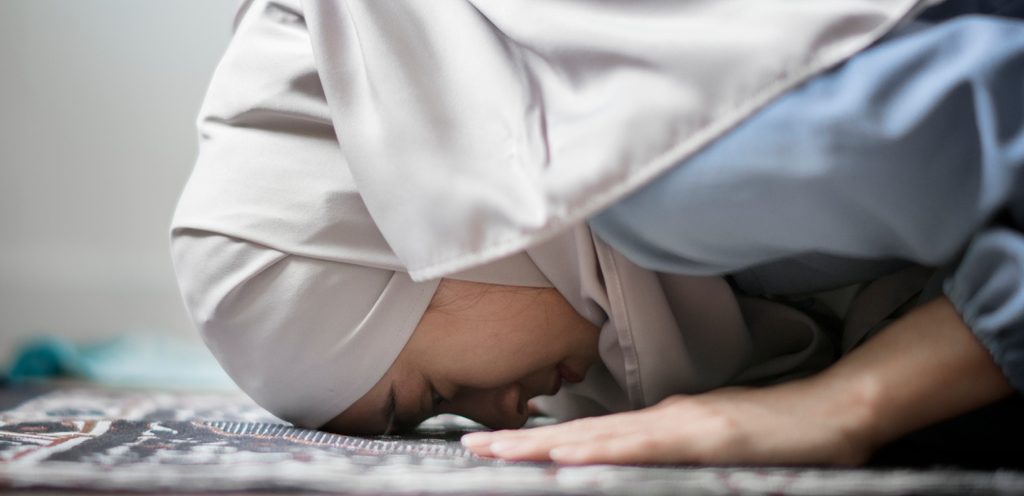 امرأة مسلمة تسجد