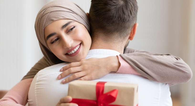 امرأة تهدي زوجها هدية