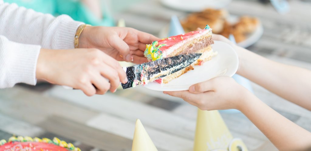 أم توزع قطعًا من الحلوى