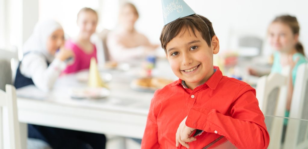 طفل مع رفاقه في عيد ميلاده