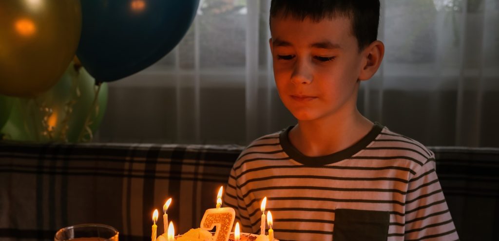 طفل في عيد ميلاده السابع