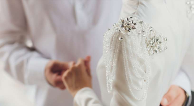 عروسان في يوم زفافهما