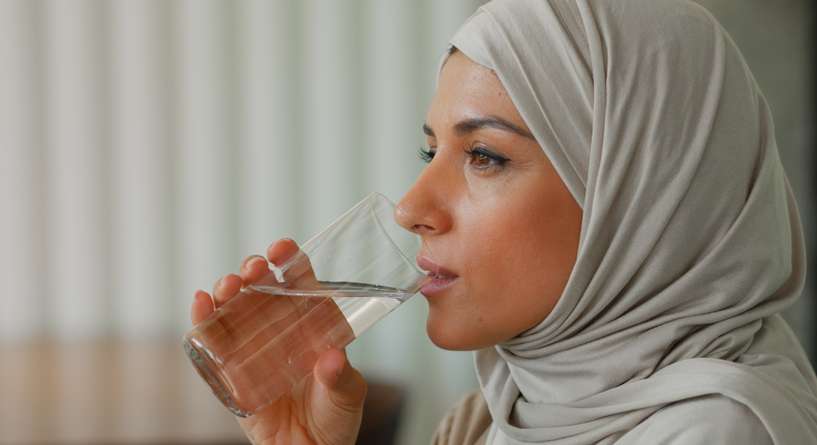امرأة تشرب الماء
