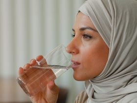 امرأة تشرب الماء