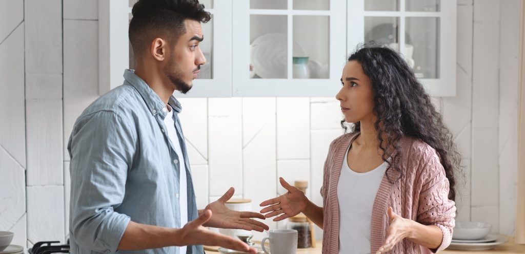 زوجان يتشارعان في الحديث