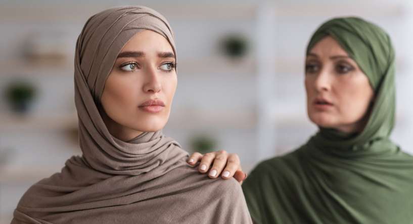 امرأة ترفض التحدث إلى امرأة أخرى