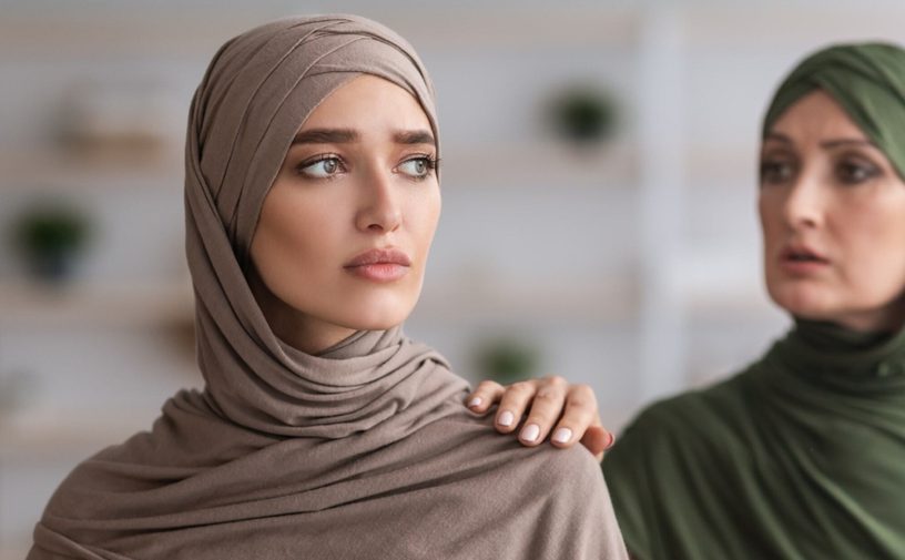 امرأة ترفض التحدث إلى امرأة أخرى