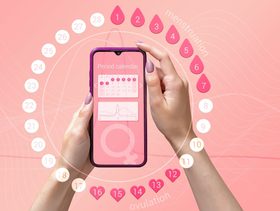 امرأة تفتح تطبيقًا يتنبأ بالإباضة