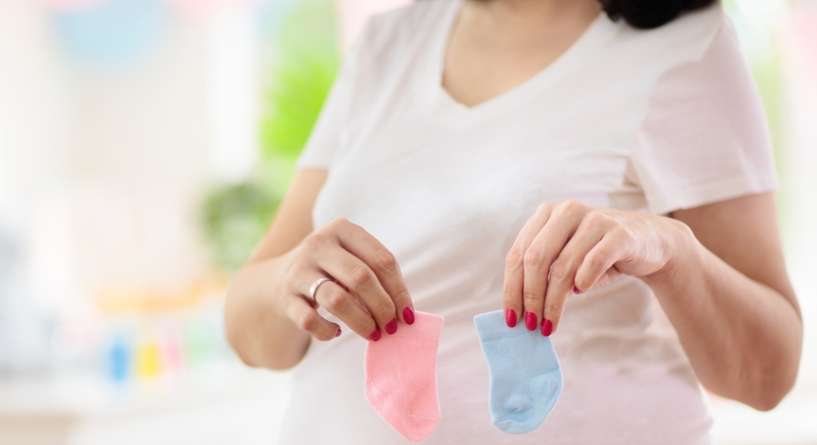 امرأة تحمل زوجين من الجرابات