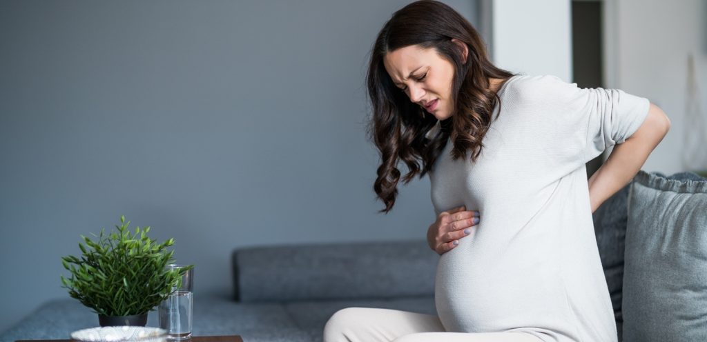 امرأة حامل تعاني من الألم